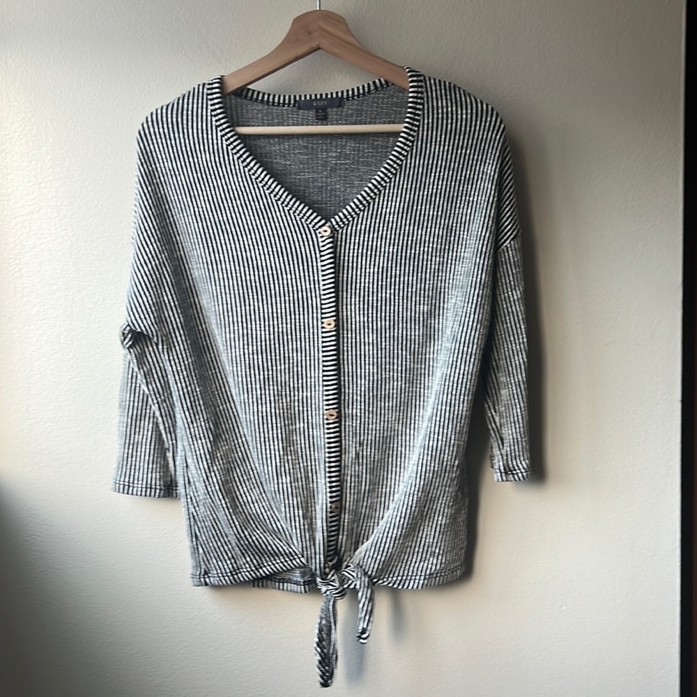 Gyft Striped Shirt with Tie at Bottom Size Small